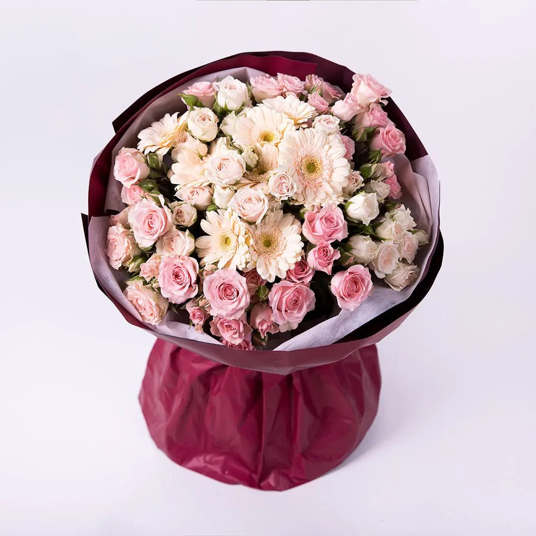 Elegant bouquet of pink roses and beige gerberas